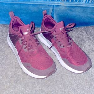Womens Puma tennis shoes. Only worn once, realized they’re too big for me.